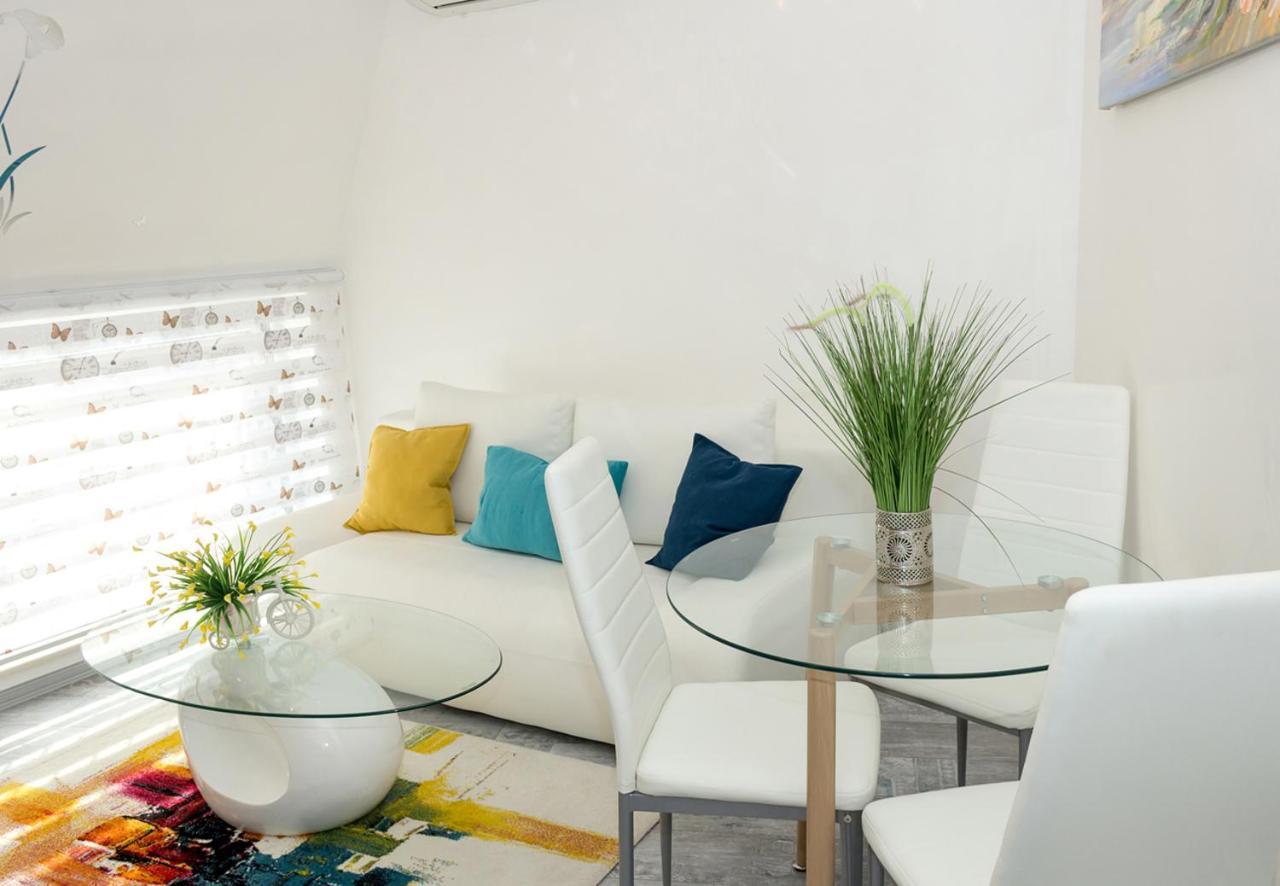 Acrylic & Pastel Apartments Warna Exterior foto