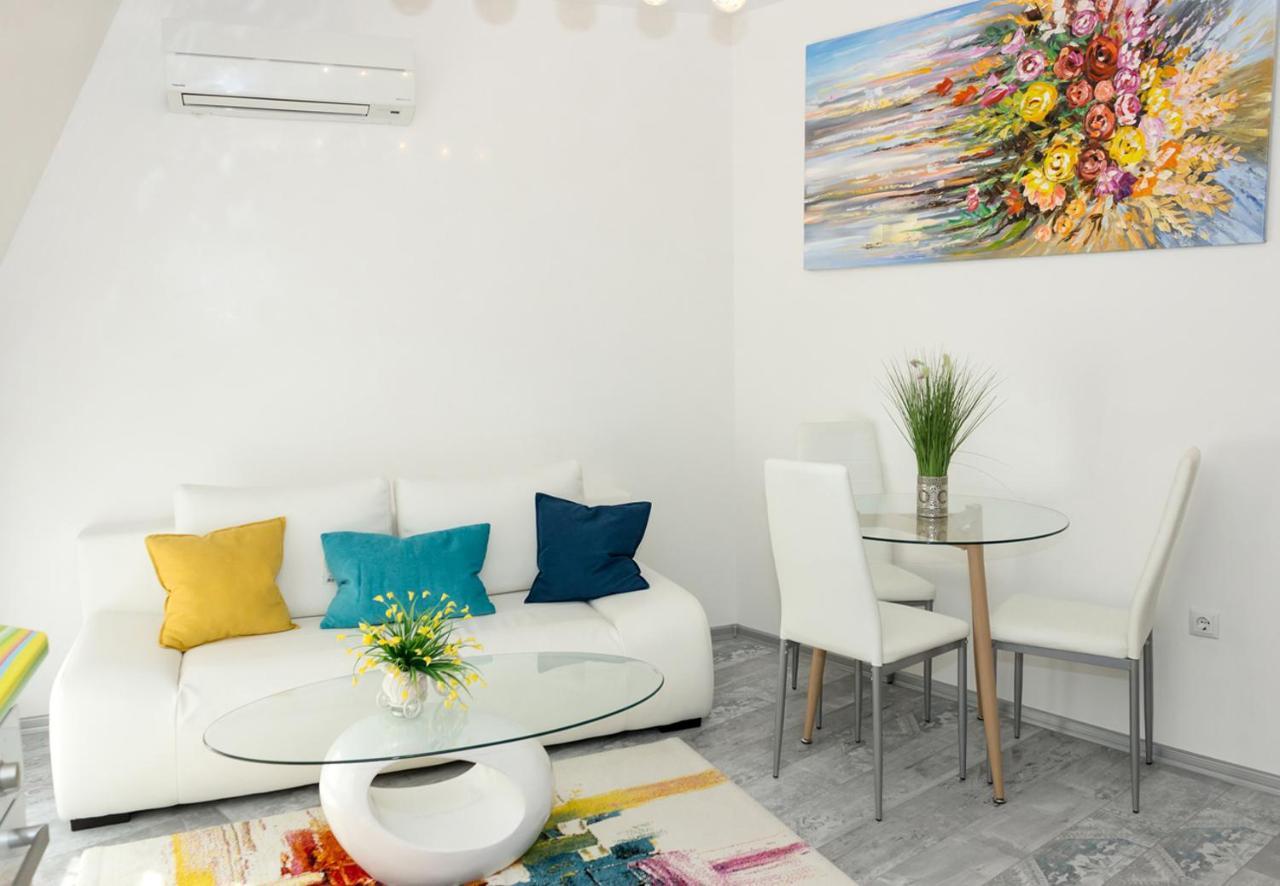 Acrylic & Pastel Apartments Warna Exterior foto