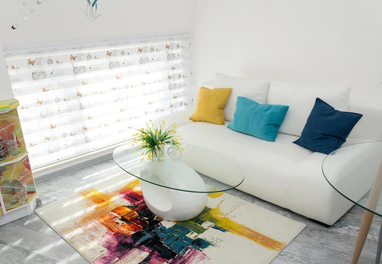 Acrylic & Pastel Apartments Warna Exterior foto